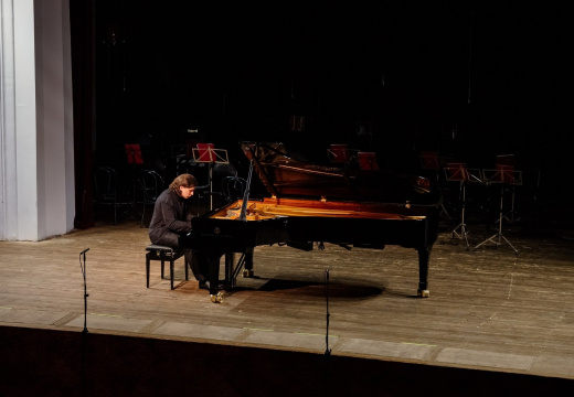 Завтра на сцене филармонии играет талантливый молодой пианист Фёдор Орлов